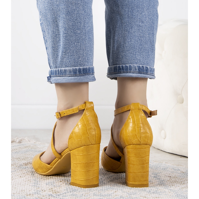 Žluté lodičky na sloupku Strutt žlutá 1