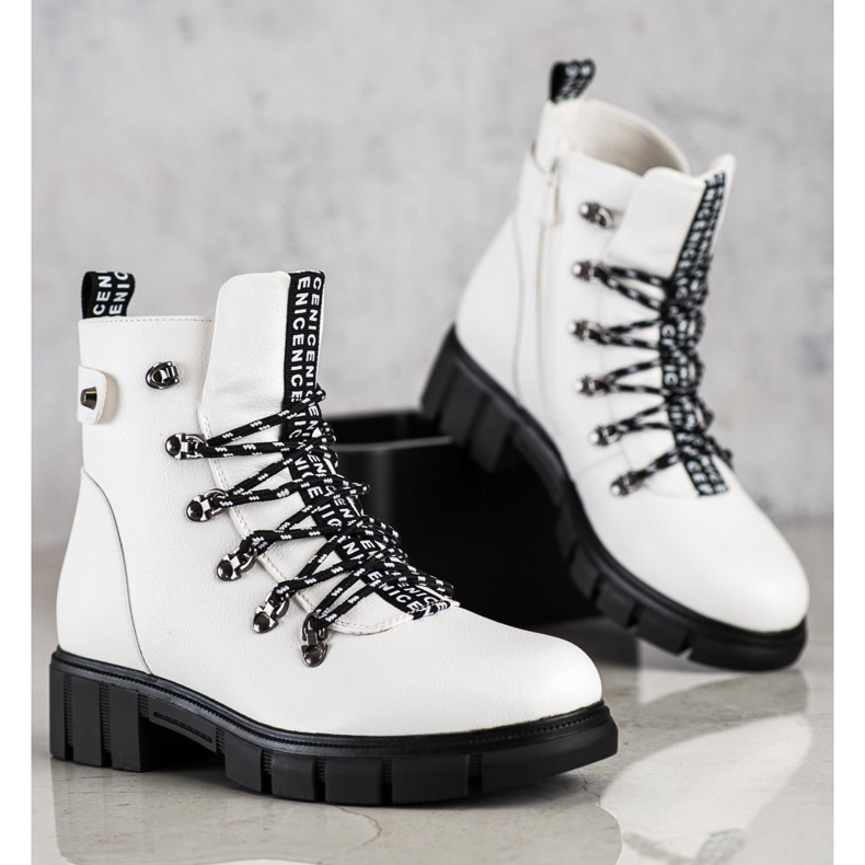 Bílí pracovníci na platformě VINCEZA bílý 1