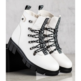 Bílí pracovníci na platformě VINCEZA bílý 2