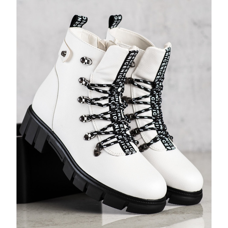 Bílí pracovníci na platformě VINCEZA bílý 2