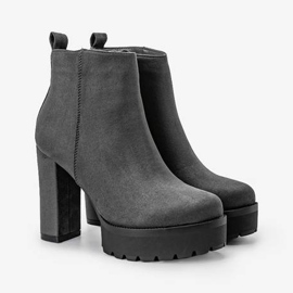 Šedé boty na sloupku Lulis šedá 1