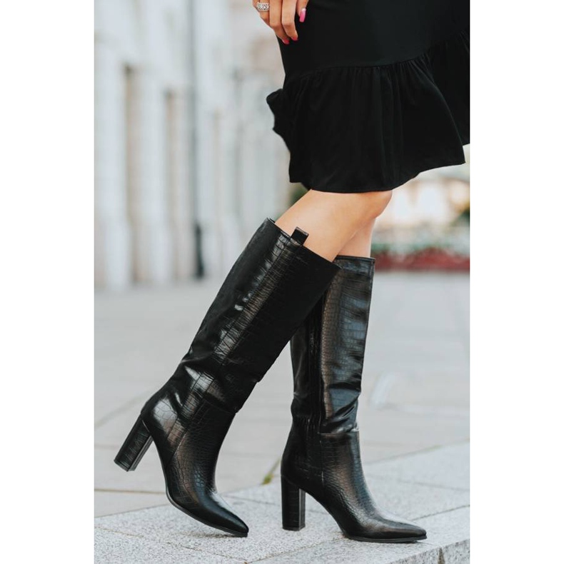 Černé kozačky na sloupek se vzorem krokodýla Mona černá 1