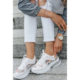 Bílé dámské sportovní boty od Tia bílý vícebarevný 1