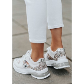 Bílé dámské sportovní boty od Tia bílý vícebarevný 2