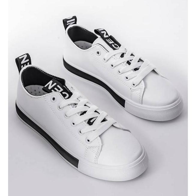 Alisoniny bílé tenisky na ploché podrážce bílý černá 1