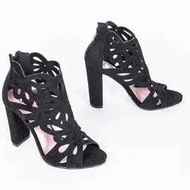 Černé kozačky s výřezy od Leah černý 1