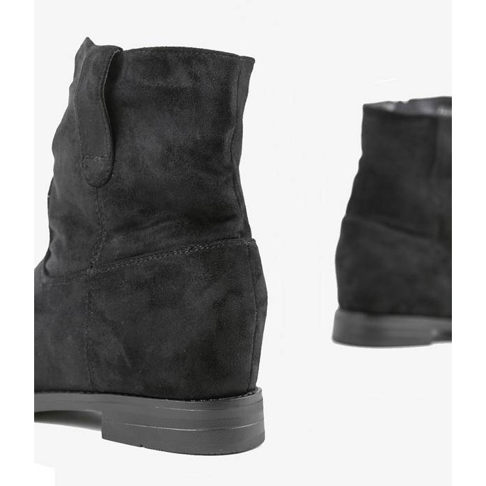 Černé kozačky na zakrytém klínovém podpatku Buenna černá 2 Černé kozačky na zakrytém klínovém podpatku Buenna černá 2