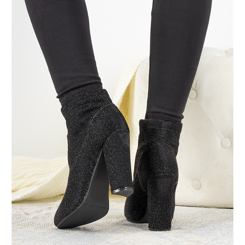 Černé lesklé kotníkové boty na sloupku Birgit černá 1