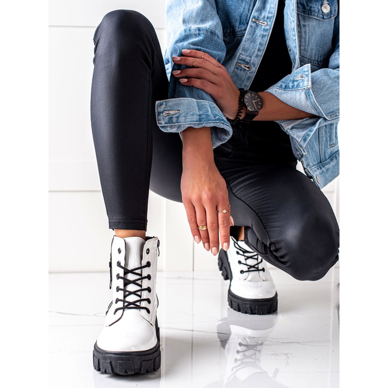 TRENDI Bílí zauzlovaní pracovníci na plošině bílý 1