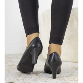 Černé lodičky na sloupku Molina černý 1