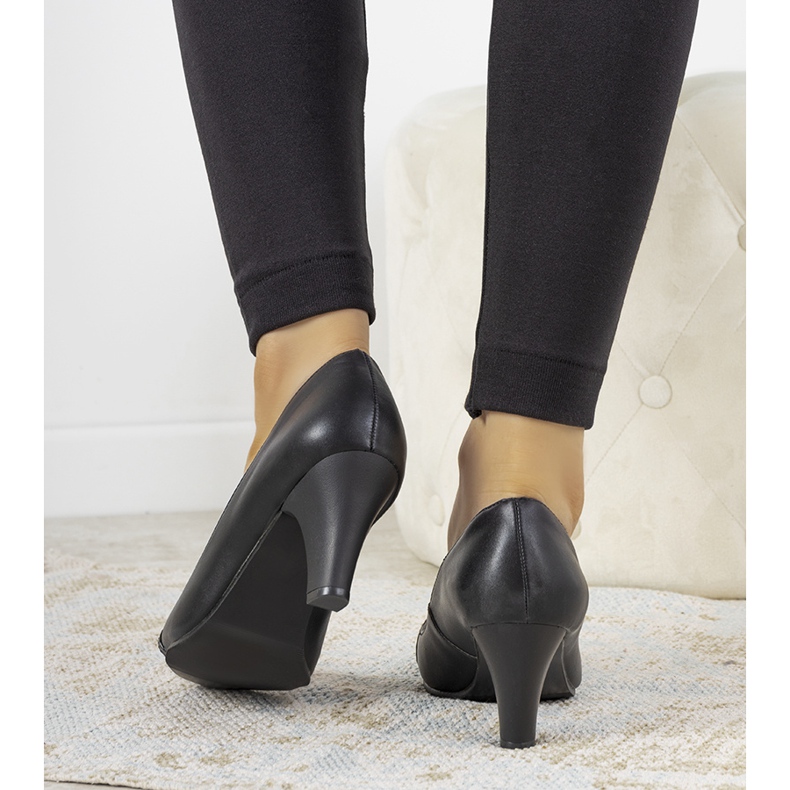 Černé lodičky na sloupku Molina černá 1