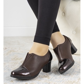 Hnědé brogues na postu Villarealu hnědý 1