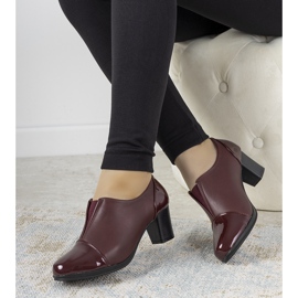 Maroon brogues na postu Villarealu červený 1