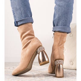 Růžové kozačky na ozdobném Bazinově sloupku růžový 1