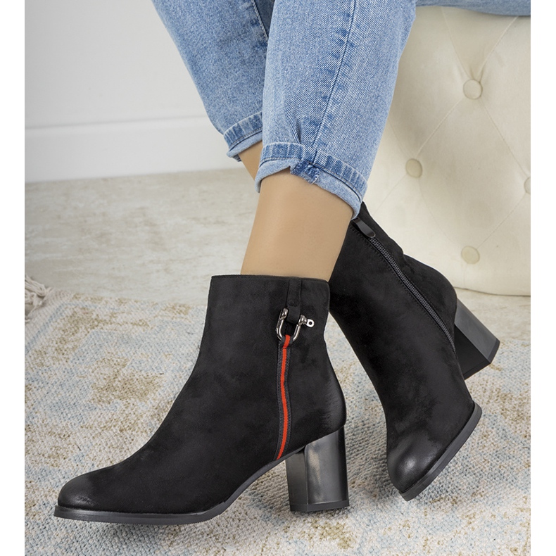 Černé kozačky s odřeninami od Montana černá 1 Černé kozačky s odřeninami od Montana černá 1