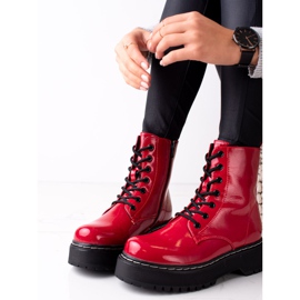 Evento Červené lapače na platformě červený 1