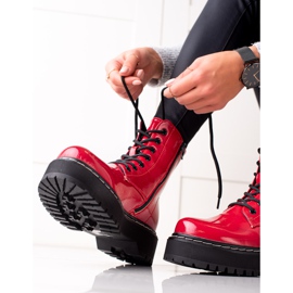 Evento Červené lapače na platformě červený 2