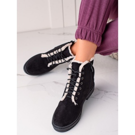 TRENDI Trapery s kožešinou na svršku černá 2 TRENDI Trapery s kožešinou na svršku černá 2