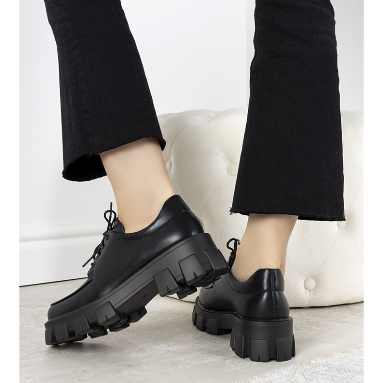 Černé boty na silné podrážce Lamare černá 1