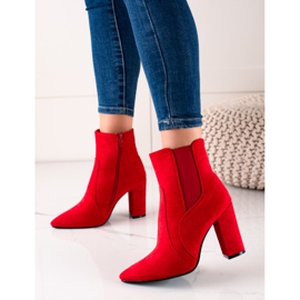 Marquiz Červené stylové boty na sloupku 4