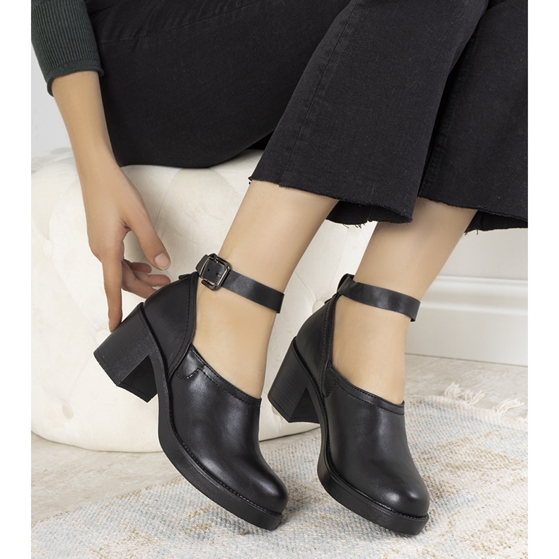 Černé boty na postu Christiane černý 1