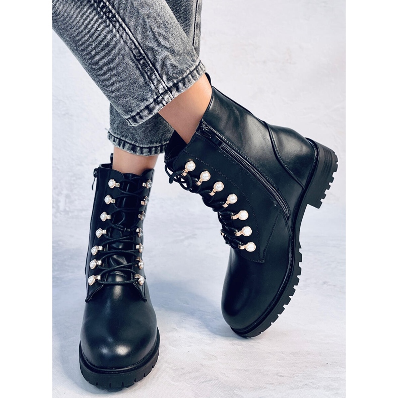 Pracovníci s lesklými černými perlami 1