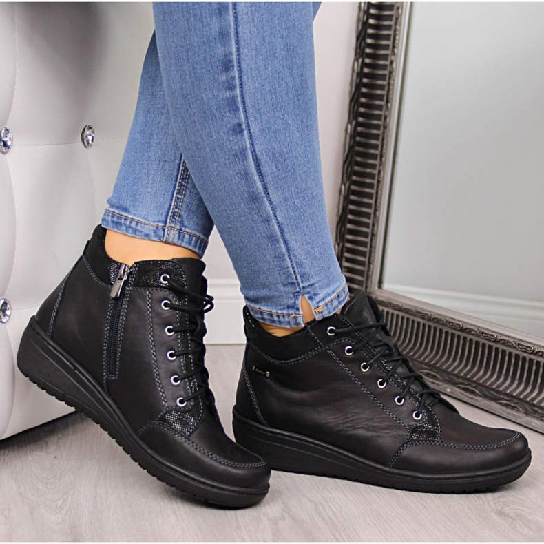 Černé kožené kozačky na klínovém podpatku Helios W H524B černá 1