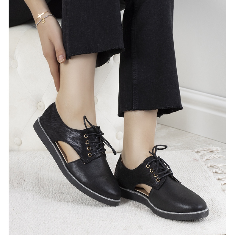 Černé lesklé nízké boty Karley černý 1