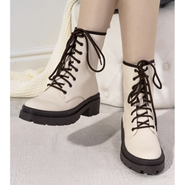 Béžové zateplené kozačky na silné podrážce Dena béžový 1