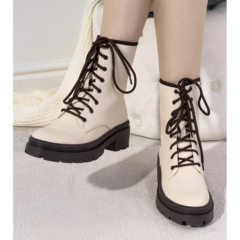 Béžové zateplené kozačky na silné podrážce Dena béžový 1