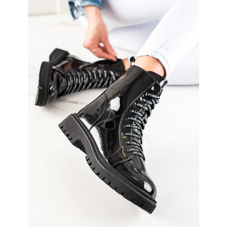 TRENDI Černé šněrovací boty černá 1