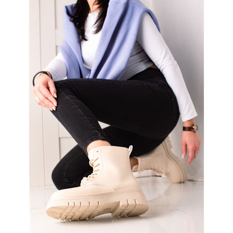 TRENDI Klasické béžové lapače na platformě béžový 1