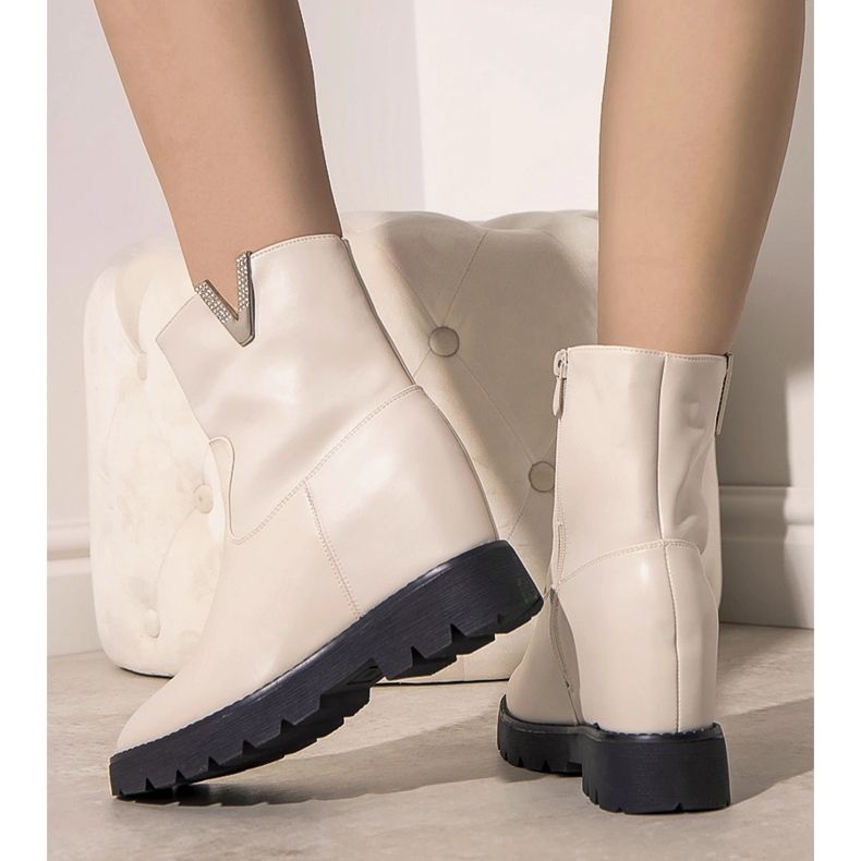 Béžové dámské kozačky na klínku Goldie béžový ecru 1 Béžové dámské kozačky na klínku Goldie béžový ecru 1