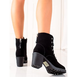 TRENDI Přicházející dělníci na příspěvek černá 1