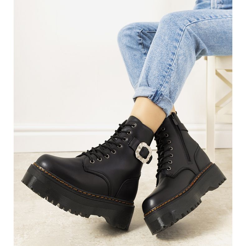 Černé dámské zateplené kozačky značky Henra černá 2