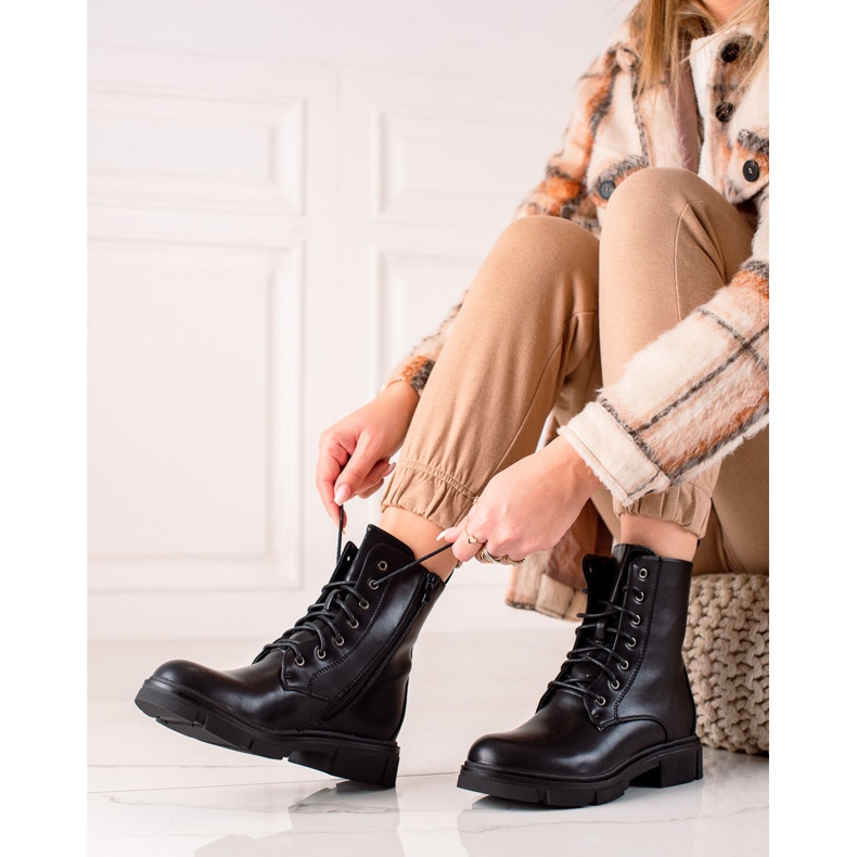 Ideal Shoes Klasické Workers Trappery černá 1