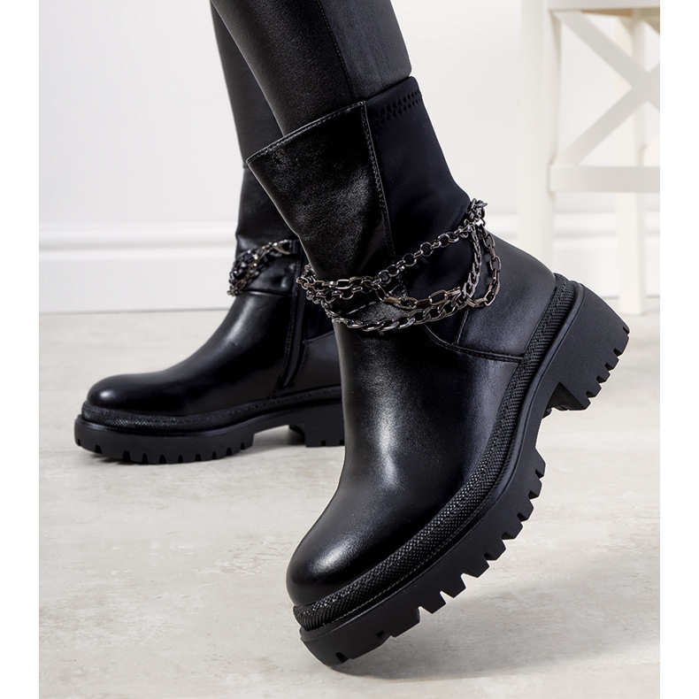 Černé zateplené kozačky s řetízky Mora černý 1