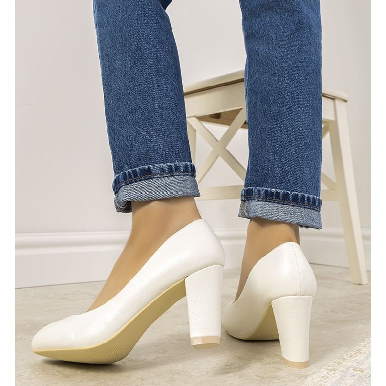 Bílé lodičky na sloupku Unos bílý 1