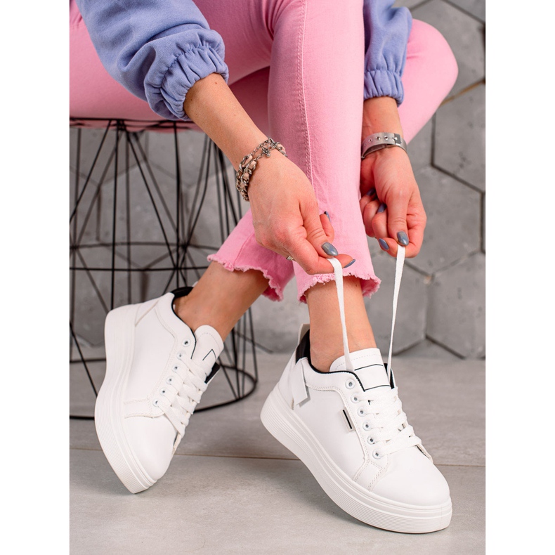 Ideal Shoes Bílé tenisky z eko kůže bílý černý 1