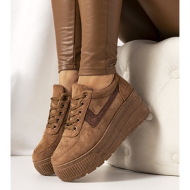 Hnědé tenisky s vysokou botanickou podrážkou hnědý 1