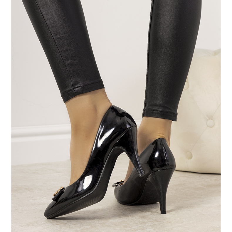 Béžové lodičky na drahocenném jehlovém podpatku černá 1