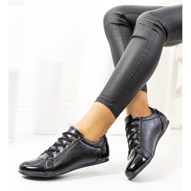 Černé boty s lakovanou špičkou od Parady černý 1