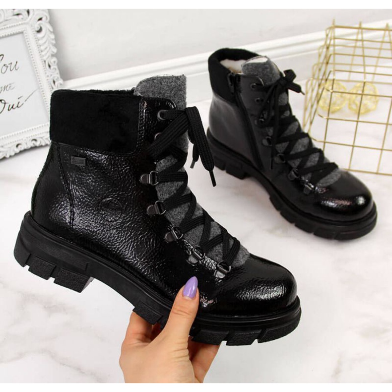 Černé izolované lakované boty W Rieker Z9132 černá modrý 1