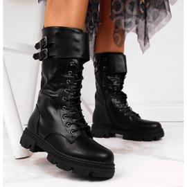 Pracovníci izolovaní na platformě Vinceza W JAN54 černé bílý černá 2