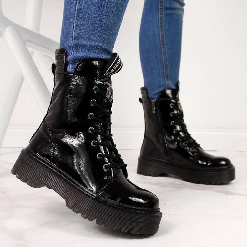 Černé lakované kožené boty Filippo W PAW297 černá 2