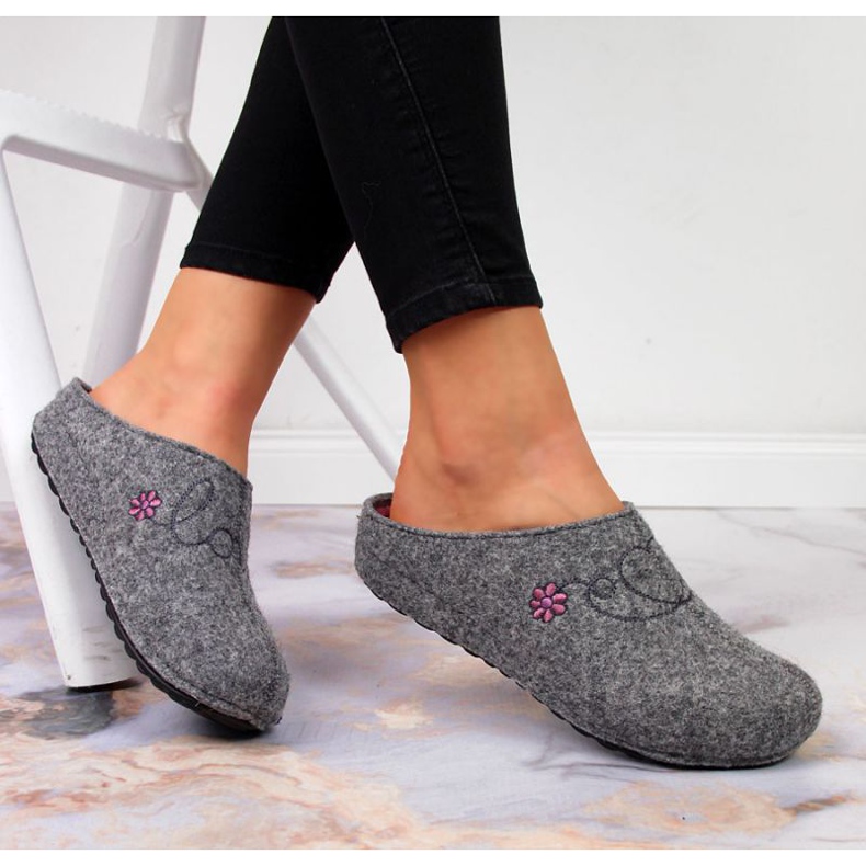 Pantofle s výšivkou Panto Fino W INT1632 šedá 1