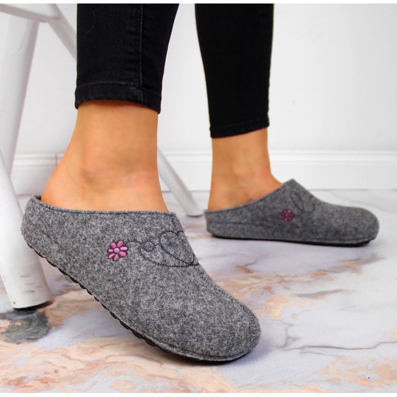 Pantofle s výšivkou Panto Fino W INT1632 šedá 2