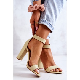 Pastelově zelené sandály na podpatku Georgina zelená 2