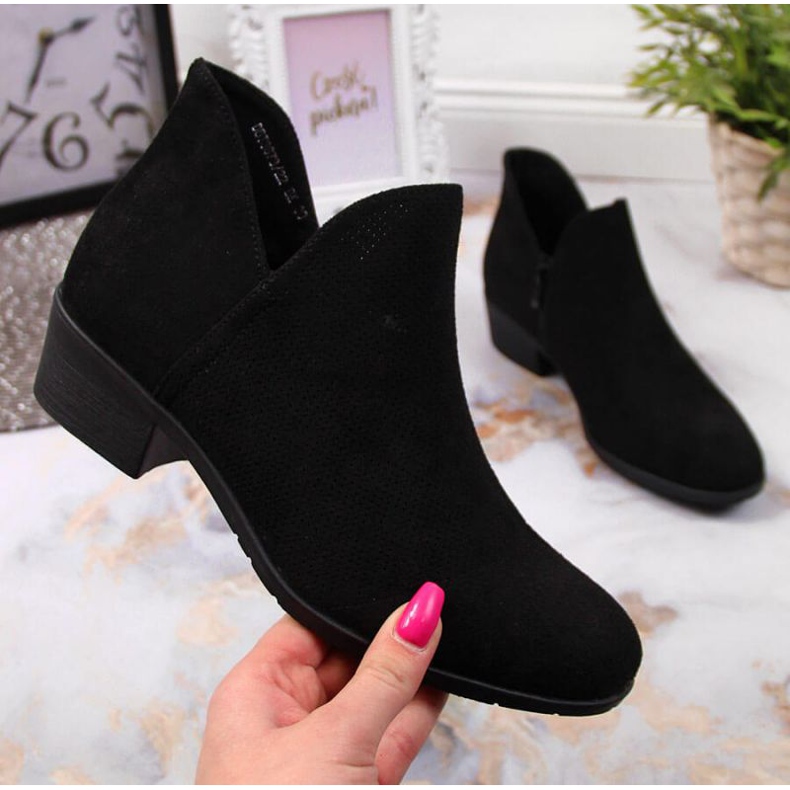 Černé prolamované boty Filippo W PAW319A černá 1