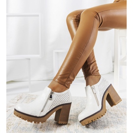 Stříbrné boty na postu Noemi bílý 1